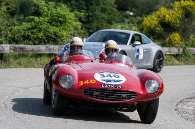 Pesaro Colle San Bartolo, İtalya - Mayıs 17-2018: Ferrari 750 Monza örümcek Scaglietti 1954 eski yarış arabası Mille Miglia ralli 2018 ünlü İtalyan tarihi Formula (1927-1957)