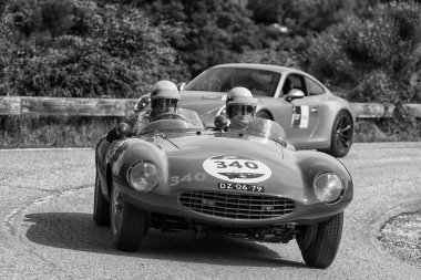 Pesaro Colle San Bartolo, İtalya - Mayıs 17-2018: Ferrari 750 Monza örümcek Scaglietti 1954 eski yarış arabası Mille Miglia ralli 2018 ünlü İtalyan tarihi Formula (1927-1957)