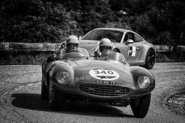 Pesaro Colle San Bartolo, İtalya - Mayıs 17-2018: Ferrari 750 Monza örümcek Scaglietti 1954 eski yarış arabası Mille Miglia ralli 2018 ünlü İtalyan tarihi Formula (1927-1957)