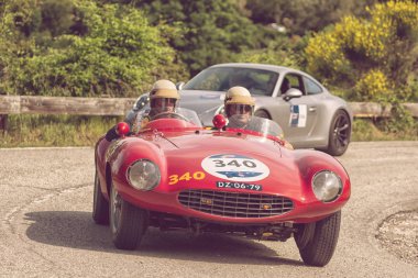 Pesaro Colle San Bartolo, İtalya - Mayıs 17-2018: Ferrari 750 Monza örümcek Scaglietti 1954 eski yarış arabası Mille Miglia ralli 2018 ünlü İtalyan tarihi Formula (1927-1957)