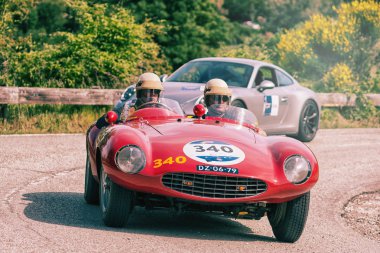 Pesaro Colle San Bartolo, İtalya - Mayıs 17-2018: Ferrari 750 Monza örümcek Scaglietti 1954 eski yarış arabası Mille Miglia ralli 2018 ünlü İtalyan tarihi Formula (1927-1957)