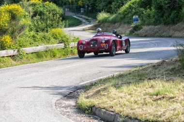 Pesaro Colle San Bartolo, İtalya - Mayıs 17-2018: Alfa Romeo 6c 2500 Ss Corsa 1939 tarihinde eski bir yarış araba ralli Mille Miglia 2018 ünlü İtalyan tarihi Formula (1927-1957)