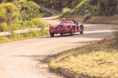 Pesaro Colle San Bartolo, İtalya - Mayıs 17-2018: Alfa Romeo 6c 2500 Ss Corsa 1939 tarihinde eski bir yarış araba ralli Mille Miglia 2018 ünlü İtalyan tarihi Formula (1927-1957)