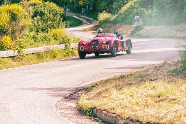 Pesaro Colle San Bartolo, İtalya - Mayıs 17-2018: Alfa Romeo 6c 2500 Ss Corsa 1939 tarihinde eski bir yarış araba ralli Mille Miglia 2018 ünlü İtalyan tarihi Formula (1927-1957)