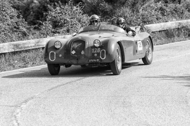 Pesaro Colle San Bartolo, İtalya - Mayıs 17-2018: Alfa Romeo 6c 2500 Ss Corsa 1939 tarihinde eski bir yarış araba ralli Mille Miglia 2018 ünlü İtalyan tarihi Formula (1927-1957)