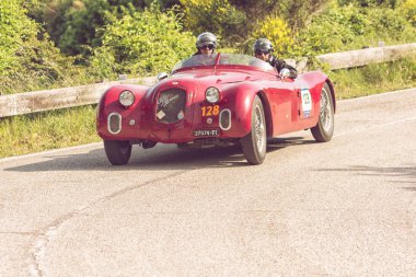 Pesaro Colle San Bartolo, İtalya - Mayıs 17-2018: Alfa Romeo 6c 2500 Ss Corsa 1939 tarihinde eski bir yarış araba ralli Mille Miglia 2018 ünlü İtalyan tarihi Formula (1927-1957)