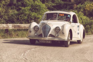 Pesaro Colle San Bartolo, İtalya - Mayıs 17-2018: Healey 2400 Elliott Beutler 1947 tarihinde eski bir yarış araba içinde ralli Mille Miglia 2018 ünlü İtalyan tarihi Formula (1927-1957)