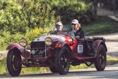 Pesaro Colle San Bartolo, İtalya - Mayıs 17-2018: Alfa Romeo 6c 1500 Super Sport Zagato 1930 eski yarış araba Mille Miglia ralli 2018 ünlü İtalyan tarihi Formula (1927-1957)