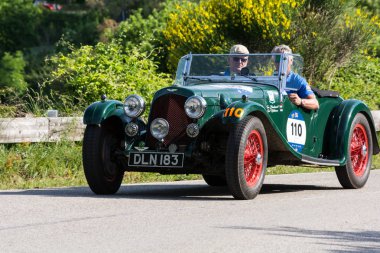 Pesaro Colle San Bartolo, İtalya - Mayıs 17-2018: Aston Martin 2 Litre hız modeli 1937 eski yarış arabası Mille Miglia ralli 2018 ünlü İtalyan tarihi Formula (1927-1957)