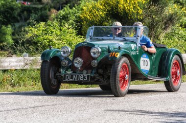 Pesaro Colle San Bartolo, İtalya - Mayıs 17-2018: Aston Martin 2 Litre hız modeli 1937 eski yarış arabası Mille Miglia ralli 2018 ünlü İtalyan tarihi Formula (1927-1957)