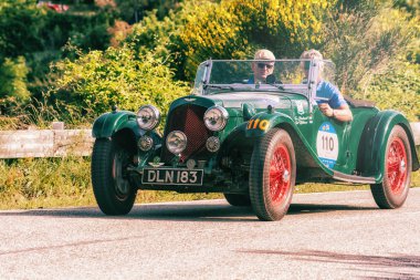 Pesaro Colle San Bartolo, İtalya - Mayıs 17-2018: Aston Martin 2 Litre hız modeli 1937 eski yarış arabası Mille Miglia ralli 2018 ünlü İtalyan tarihi Formula (1927-1957)