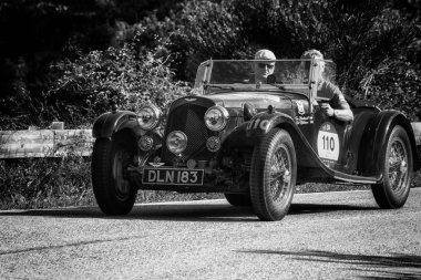 Pesaro Colle San Bartolo, İtalya - Mayıs 17-2018: Aston Martin 2 Litre hız modeli 1937 eski yarış arabası Mille Miglia ralli 2018 ünlü İtalyan tarihi Formula (1927-1957)