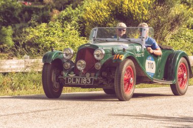 Pesaro Colle San Bartolo, İtalya - Mayıs 17-2018: Aston Martin 2 Litre hız modeli 1937 eski yarış arabası Mille Miglia ralli 2018 ünlü İtalyan tarihi Formula (1927-1957)