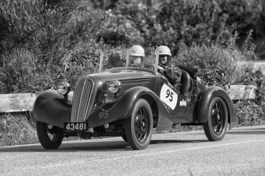 Pesaro Colle San Bartolo, İtalya - Mayıs 17-2018: Fiat 508 Cs Balilla spor özel yemeği 1934 eski yarış arabası Mille Miglia ralli 2018 ünlü İtalyan tarihi Formula (1927-1957)