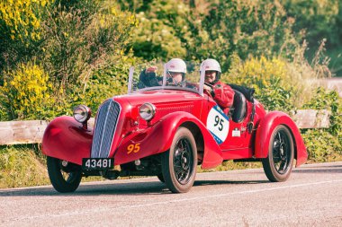 Pesaro Colle San Bartolo, İtalya - Mayıs 17-2018: Fiat 508 Cs Balilla spor özel yemeği 1934 eski yarış arabası Mille Miglia ralli 2018 ünlü İtalyan tarihi Formula (1927-1957)