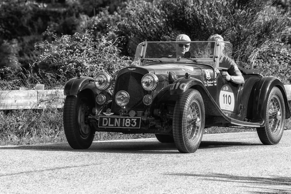 Pesaro Colle San Bartolo, İtalya - Mayıs 17-2018: Aston Martin 2 Litre hız modeli 1937 eski yarış arabası Mille Miglia ralli 2018 ünlü İtalyan tarihi Formula (1927-1957)