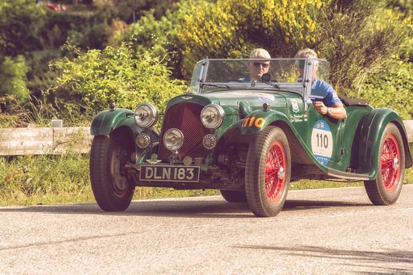 Pesaro Colle San Bartolo, İtalya - Mayıs 17-2018: Aston Martin 2 Litre hız modeli 1937 eski yarış arabası Mille Miglia ralli 2018 ünlü İtalyan tarihi Formula (1927-1957)