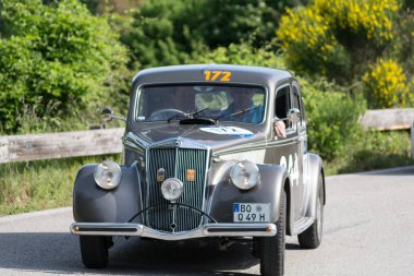 Pesaro Colle San Bartolo, İtalya - Mayıs 17-2018: Lancia Aprilia 1500 1949 üzerinde eski bir yarış araba ralli Mille Miglia 2018 ünlü İtalyan tarihi Formula (1927-1957)