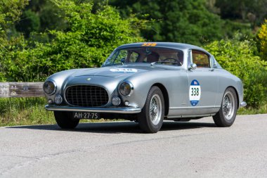 Pesaro Colle San Bartolo, İtalya - Mayıs 17-2018: Ferrari 250 Gt Europa 1954 tarihinde eski bir yarış araba ralli Mille Miglia 2018 ünlü İtalyan tarihi Formula (1927-1957)