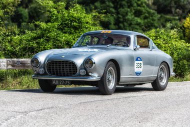 Pesaro Colle San Bartolo, İtalya - Mayıs 17-2018: Ferrari 250 Gt Europa 1954 tarihinde eski bir yarış araba ralli Mille Miglia 2018 ünlü İtalyan tarihi Formula (1927-1957)