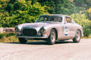 Pesaro Colle San Bartolo, İtalya - Mayıs 17-2018: Ferrari 250 Gt Europa 1954 tarihinde eski bir yarış araba ralli Mille Miglia 2018 ünlü İtalyan tarihi Formula (1927-1957)