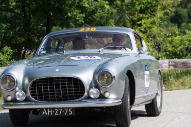Pesaro Colle San Bartolo, İtalya - Mayıs 17-2018: Ferrari 250 Gt Europa 1954 tarihinde eski bir yarış araba ralli Mille Miglia 2018 ünlü İtalyan tarihi Formula (1927-1957)