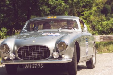 Pesaro Colle San Bartolo, İtalya - Mayıs 17-2018: Ferrari 250 Gt Europa 1954 tarihinde eski bir yarış araba ralli Mille Miglia 2018 ünlü İtalyan tarihi Formula (1927-1957)