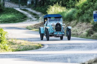 Pesaro Colle San Bartolo, İtalya - Mayıs 17-2018: Bugatti T 40 1928 tarihinde eski bir yarış araba ralli Mille Miglia 2018 ünlü İtalyan tarihi Formula (1927-1957)