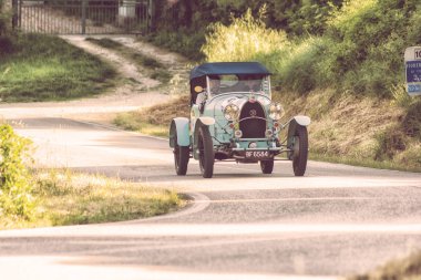 Pesaro Colle San Bartolo, İtalya - Mayıs 17-2018: Bugatti T 40 1928 tarihinde eski bir yarış araba ralli Mille Miglia 2018 ünlü İtalyan tarihi Formula (1927-1957)