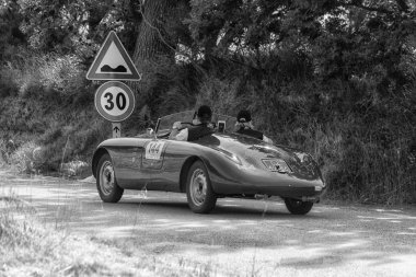 Pesaro Colle San Bartolo, İtalya - Mayıs 17-2018: Stanguellini 1100 Hardtop Ala D'Oro 1947 tarihinde eski bir yarış araba içinde ralli Mille Miglia 2018 ünlü İtalyan tarihi Formula (1927-1957)