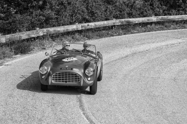 Pesaro Colle San Bartolo, İtalya - Mayıs 17-2018: eski bir yarış araba ralli Mille Miglia 2018 ünlü İtalyan tarihi Formula (1927-1957 yılında A.C. Ace 1954)