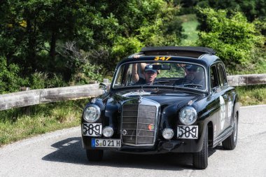 Pesaro Colle San Bartolo, İtalya - Mayıs 17-2018: Mercedes-Benz 220 1955 eski bir yarış araba ralli Mille Miglia 2018 ünlü İtalyan tarihi Formula (1927-1957 tarihinde bir)