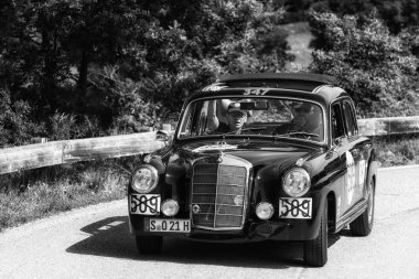 Pesaro Colle San Bartolo, İtalya - Mayıs 17-2018: Mercedes-Benz 220 1955 eski bir yarış araba ralli Mille Miglia 2018 ünlü İtalyan tarihi Formula (1927-1957 tarihinde bir)