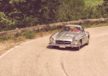 Pesaro Colle San Bartolo, İtalya - Mayıs 17-2018: Mercedes-Benz 300 Sl darbe (W198) 1956 tarihinde eski bir yarış araba ralli Mille Miglia 2018 ünlü İtalyan tarihi Formula (1927-1957)