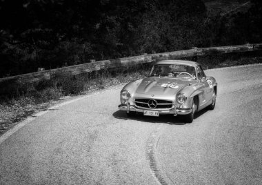 Pesaro Colle San Bartolo, İtalya - Mayıs 17-2018: Mercedes-Benz 300 Sl darbe (W198) 1956 tarihinde eski bir yarış araba ralli Mille Miglia 2018 ünlü İtalyan tarihi Formula (1927-1957)