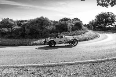 Pesaro Colle San Bartolo, İtalya - Mayıs 17-2018: Bugatti T 23 Brescia 1925 eski bir yarış araba ralli Mille Miglia 2018 ünlü İtalyan tarihi Formula (1927-1957)