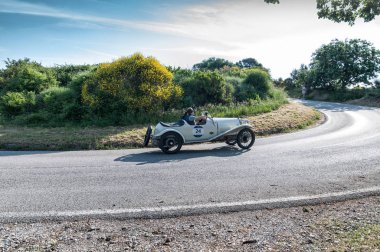 Pesaro Colle San Bartolo, İtalya - Mayıs 17-2018: Bugatti T 23 Brescia 1925 eski bir yarış araba ralli Mille Miglia 2018 ünlü İtalyan tarihi Formula (1927-1957)