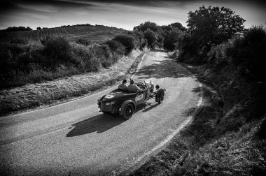 PESARO SAN BARTOLO, İTALYA - 17 Mayıs 2018: BUGATTI T 40 1929 Mille Miglia 2018 rallisinde eski bir yarış arabası üzerinde ünlü İtalyan tarihi yarışı (1927-1957))