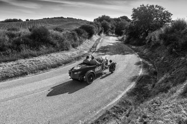 PESARO SAN BARTOLO, İTALYA - 17 Mayıs 2018: BUGATTI T 40 1929 Mille Miglia 2018 rallisinde eski bir yarış arabası üzerinde ünlü İtalyan tarihi yarışı (1927-1957))