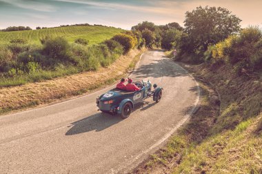 PESARO SAN BARTOLO, İTALYA - 17 Mayıs 2018: BUGATTI T 40 1929 Mille Miglia 2018 rallisinde eski bir yarış arabası üzerinde ünlü İtalyan tarihi yarışı (1927-1957))
