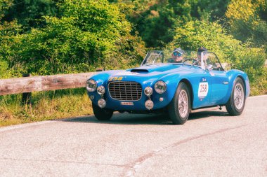 Pesaro Colle San Bartolo, İtalya - Mayıs 17-2018: S.I.A.T.A. 208 S 1952 1 üzerinde eski bir yarış araba ralli Mille Miglia 2018 ünlü İtalyan tarihi Formula (1927-1957)