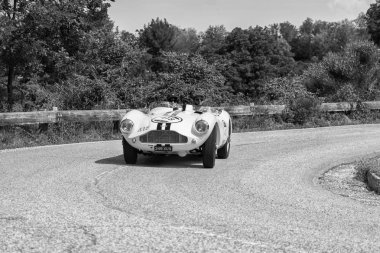 Pesaro Colle San Bartolo, İtalya - Mayıs 17-2018: Aston Martin Db 3s 1955 eski bir yarış araba ralli Mille Miglia 2018 ünlü İtalyan tarihi Formula (1927-1957)