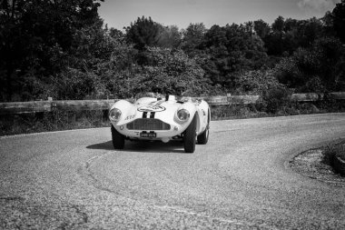 Pesaro Colle San Bartolo, İtalya - Mayıs 17-2018: Aston Martin Db 3s 1955 eski bir yarış araba ralli Mille Miglia 2018 ünlü İtalyan tarihi Formula (1927-1957)