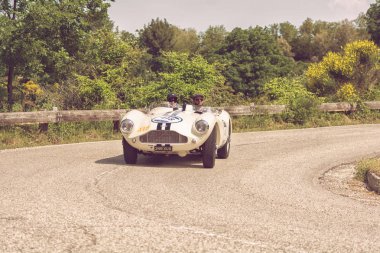 Pesaro Colle San Bartolo, İtalya - Mayıs 17-2018: Aston Martin Db 3s 1955 eski bir yarış araba ralli Mille Miglia 2018 ünlü İtalyan tarihi Formula (1927-1957)