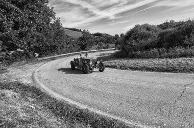 Pesaro Colle San Bartolo, İtalya - Mayıs 17-2018: O.M. 665 S Superba 2200 1931 üzerinde eski bir yarış araba ralli Mille Miglia 2018 ünlü İtalyan tarihi Formula (1927-1957)