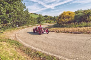 Pesaro Colle San Bartolo, İtalya - Mayıs 17-2018: O.M. 665 S Superba 2200 1931 üzerinde eski bir yarış araba ralli Mille Miglia 2018 ünlü İtalyan tarihi Formula (1927-1957)