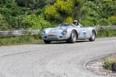 PESARO SAN BARTOLO, İtalya - 17 Mayıs 2018: PORSCHE 550 SPYDER 1500 RS 1955 Mille Miglia 2018 rallisindeki eski bir yarış arabası üzerinde ünlü İtalyan tarihi yarışı (1927-1957))