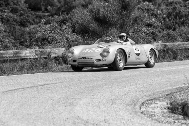 PESARO SAN BARTOLO, İtalya - 17 Mayıs 2018: PORSCHE 550 SPYDER 1500 RS 1955 Mille Miglia 2018 rallisindeki eski bir yarış arabası üzerinde ünlü İtalyan tarihi yarışı (1927-1957))