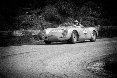 PESARO SAN BARTOLO, İtalya - 17 Mayıs 2018: PORSCHE 550 SPYDER 1500 RS 1955 Mille Miglia 2018 rallisindeki eski bir yarış arabası üzerinde ünlü İtalyan tarihi yarışı (1927-1957))