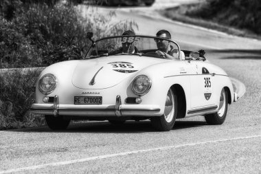 Pesaro Colle San Bartolo, İtalya - Mayıs 17-2018: Porsche 356 1500 Speedster 1955 tarihinde eski bir yarış araba ralli Mille Miglia 2018 ünlü İtalyan tarihi Formula (1927-1957)